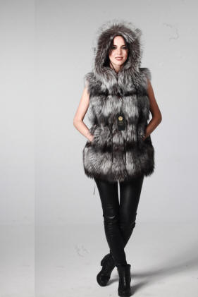 Түлкі терісінен жасалған күміс кеудеше